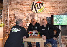 Jan Timmers en Hans Timmermans van Handelsonderneming C.J. Klep, terwijl ook het dit jaar geïntroduceerde merk Substraat Optimaal niet ver weg was. https://www.groentennieuws.nl/article/9069161/jaarrond-stabiele-levering-substraat-steeds-belangrijker/